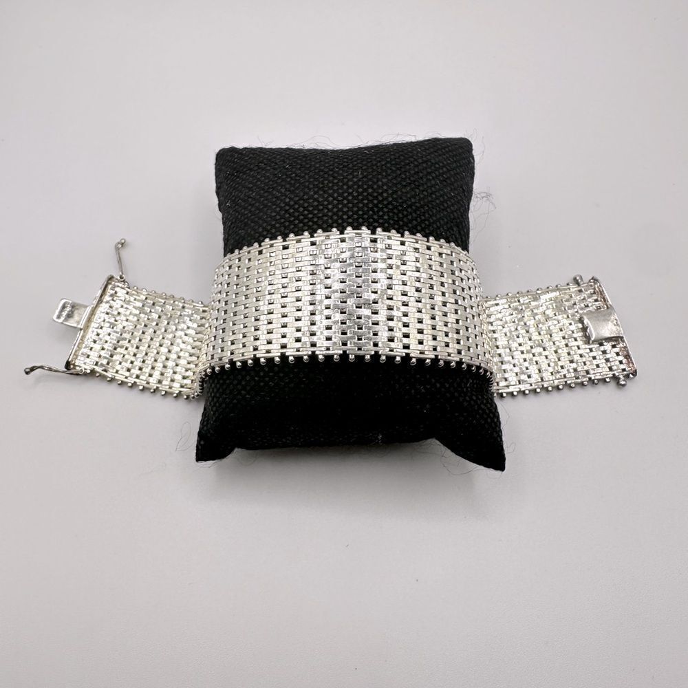 Unbelievable solid Sterling silver mesh like bracelet!